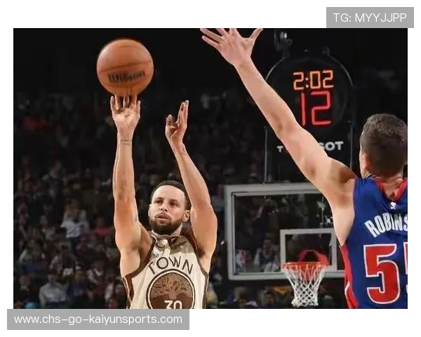 勇士末段被包夹，库里出球后队友打铁，勇士送走库里